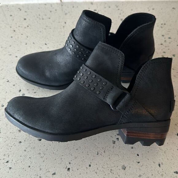 Sorel Lolla ll Women’s Black Leather Ankle Booties Cut Outs Studs Casual Size 6 - Picture 1 of 14